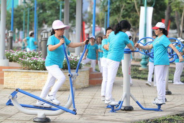 Tập luyện với cụm tay vài,  đi bộ trên không để có một cơ thể săn chắc